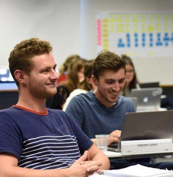 How to learn: Is peer assessment useful?