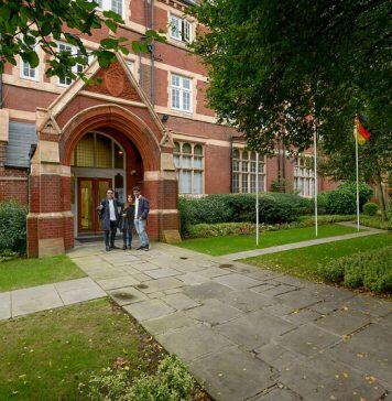 ESCP Business School: Teamwork and hands-on involvement fostering student growth and job-readiness
