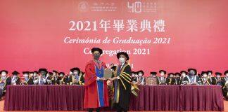 UM presents teaching award to excellent faculty member