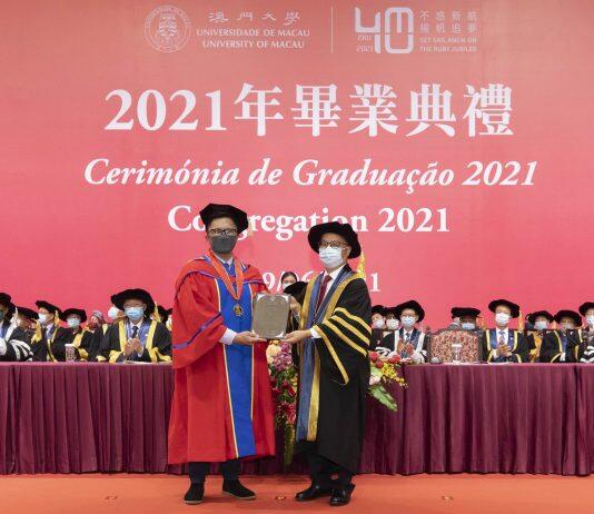 UM presents teaching award to excellent faculty member