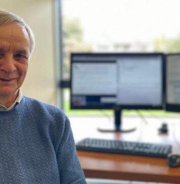 Computer enthusiast lecturer wins national teaching award at 74