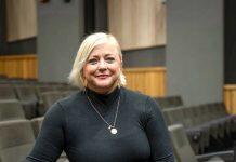 Stage legend directs student blondes