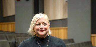 Stage legend directs student blondes