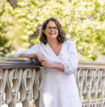 Ocean-swimming scientist dives deep into wellbeing with prestigious fellowship