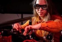 Nanoparticles help scientists zoom in on super small objects