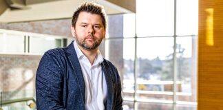 Higher employee performance with charitable donation rewards instead of cash rewards