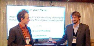 Physics professor wins award for dark energy research