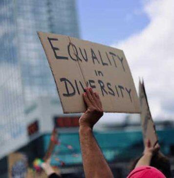 Women from diverse backgrounds still face leadership barriers: study