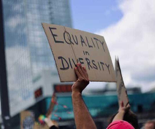 Women from diverse backgrounds still face leadership barriers: study