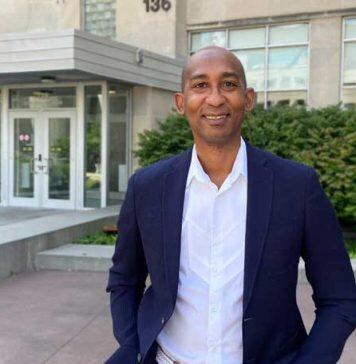 Professor Francis Bangou wins Excellence in Education Prize