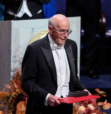 Professor Richard Robson accepts his Nobel Prize in Chemistry