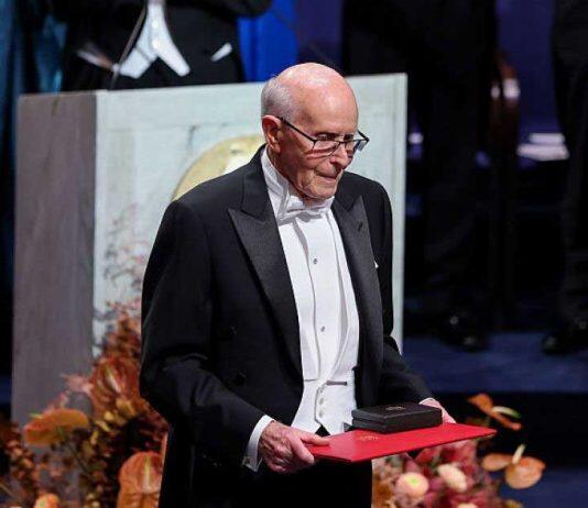 Professor Richard Robson accepts his Nobel Prize in Chemistry