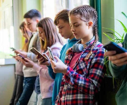 4 in 5 Australian adults support social media ban for kids